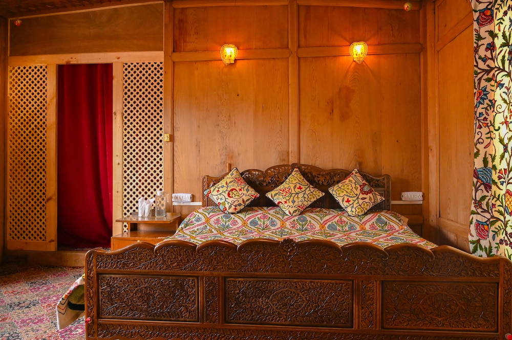 New Golden Flower Heritage Houseboat 16/22