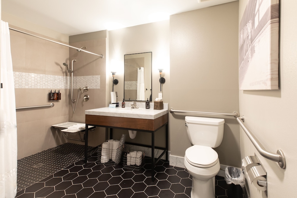 جناح بسرير كينج مع أريكة لذوي الإعاقة، Oxford Suites Paso Robles 4/5