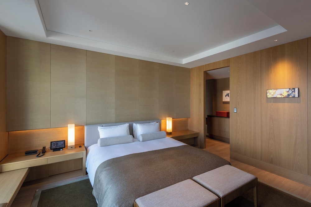 Heritage, Suite, King Bed, Club Lounge Access