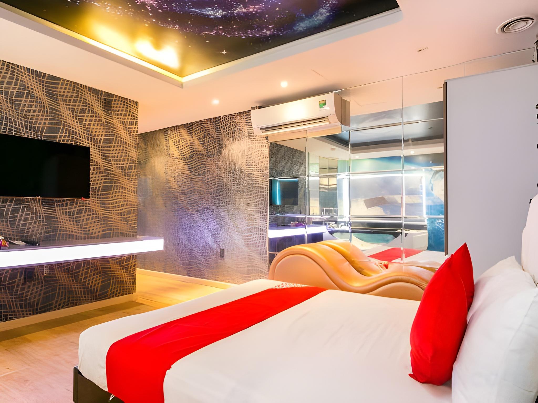 Fantasy, Queen Bed, Part Smoking