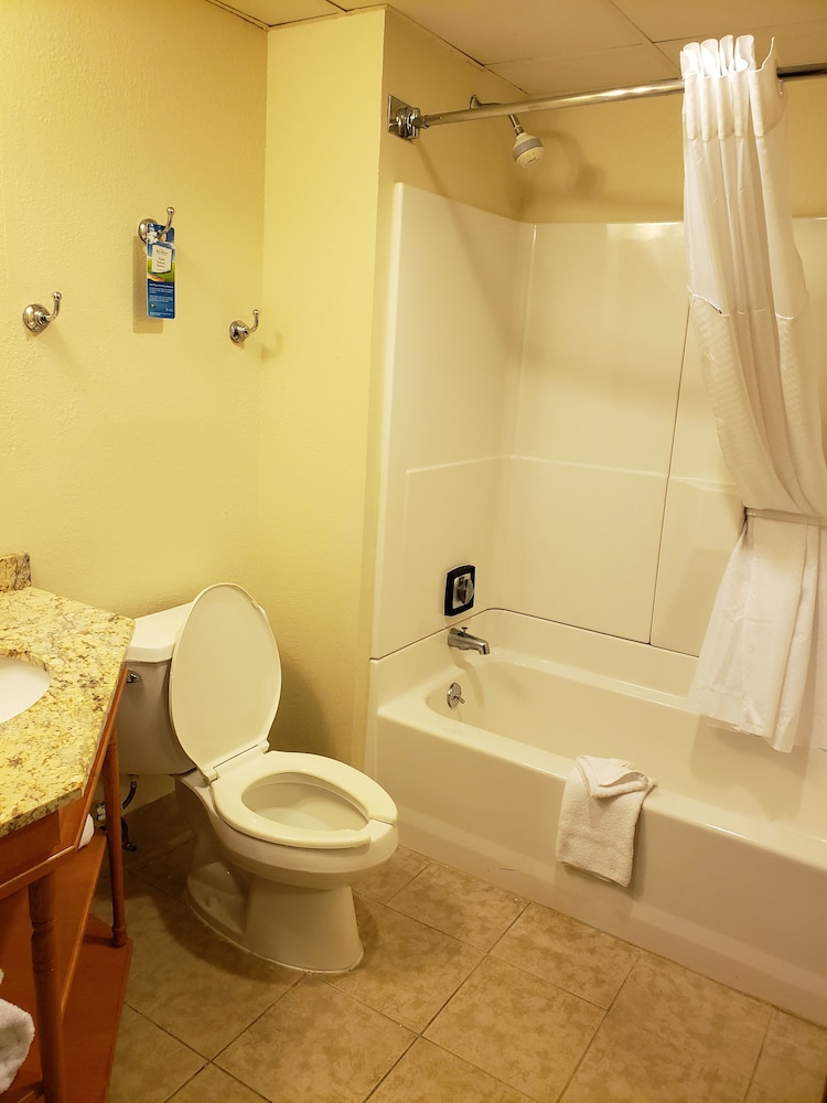 A Victory Hotel and Suites 15/60