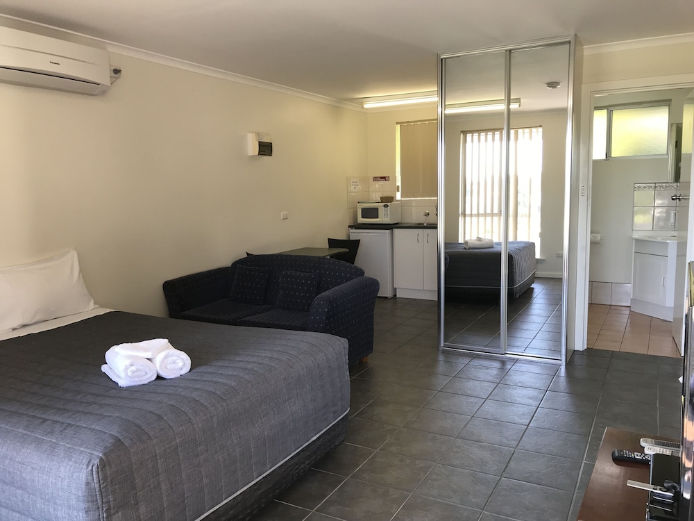 Robetown Motor Inn And Apartments 16/80