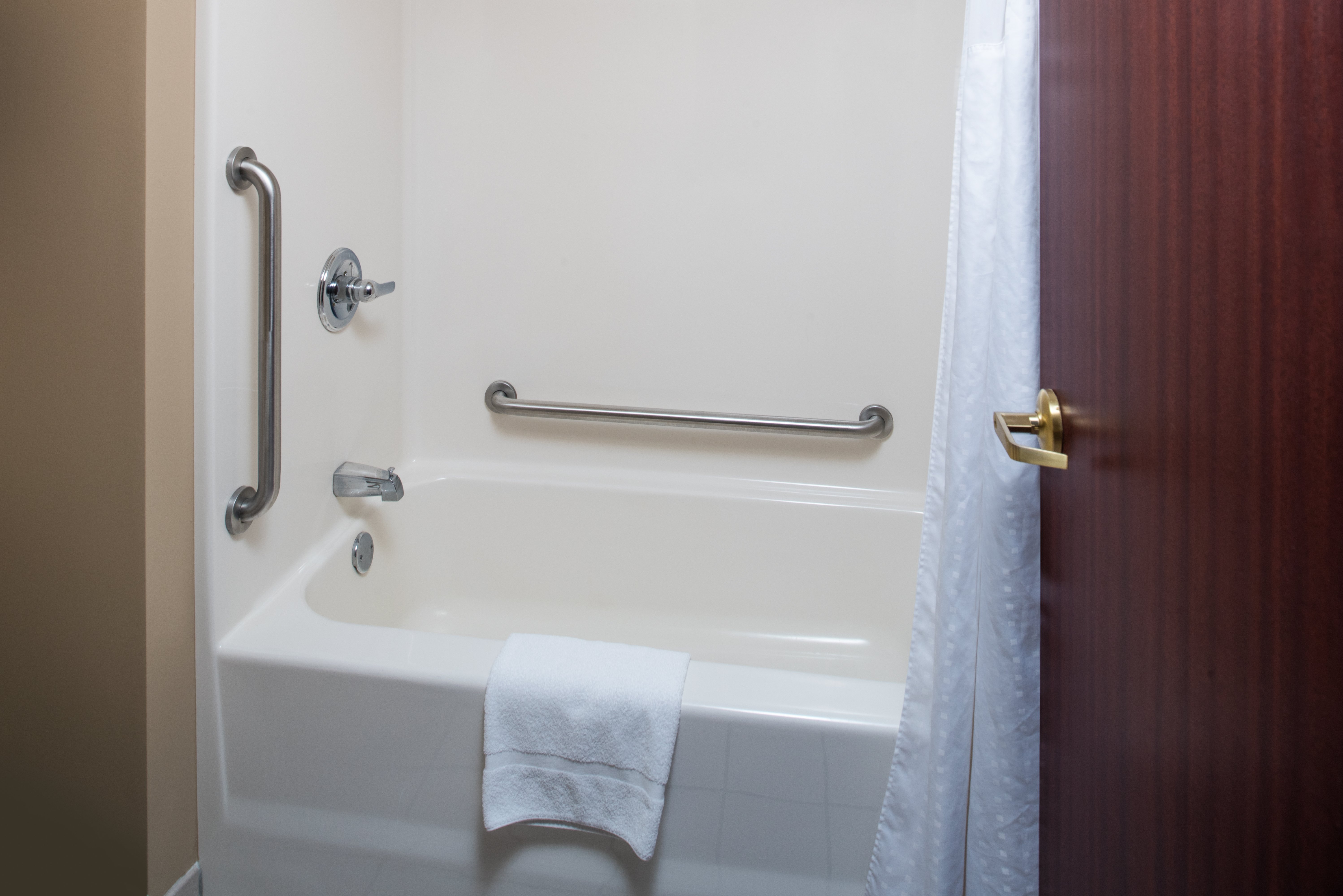 Holiday Inn Express Hotel Suites Burlington 38/39