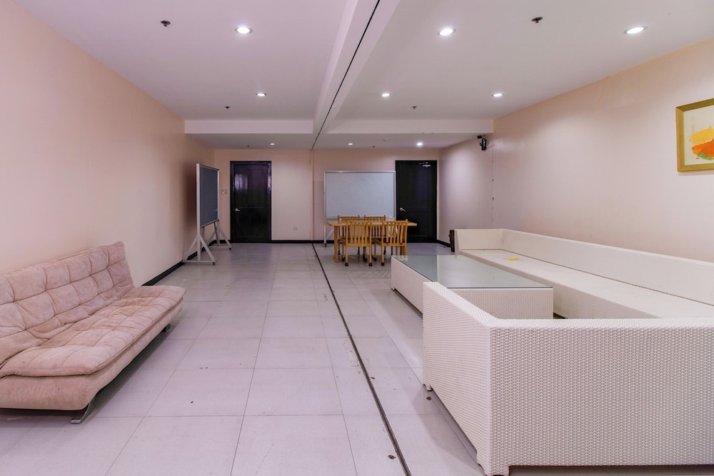 Main Hotel And Suites 46/67