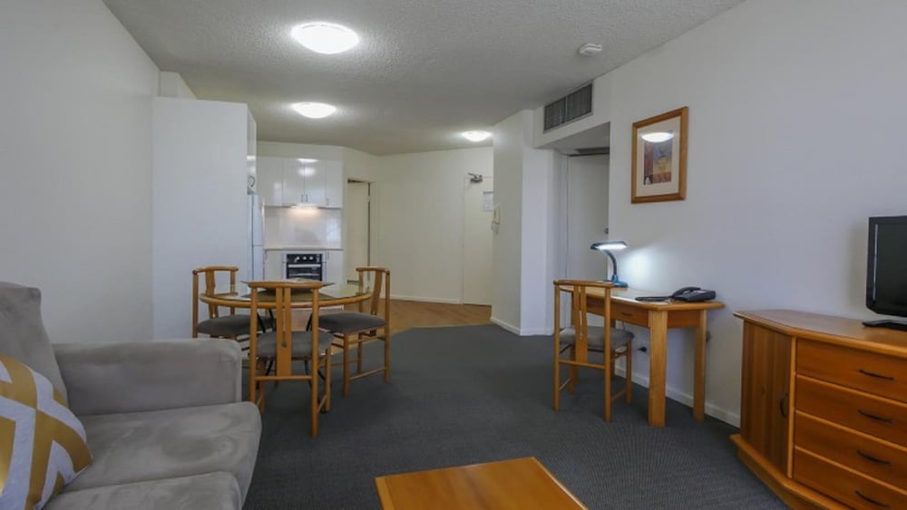 The Summit Apartments 59/67
