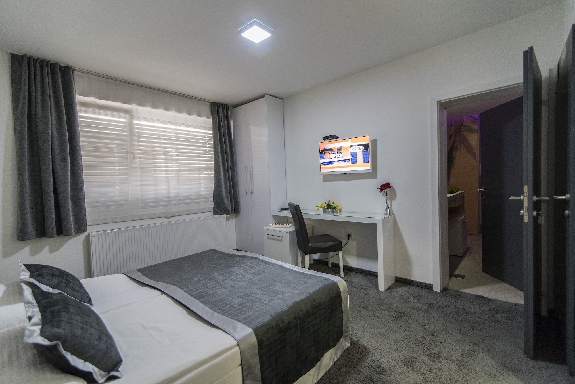 ROOM, DOUBLE BED