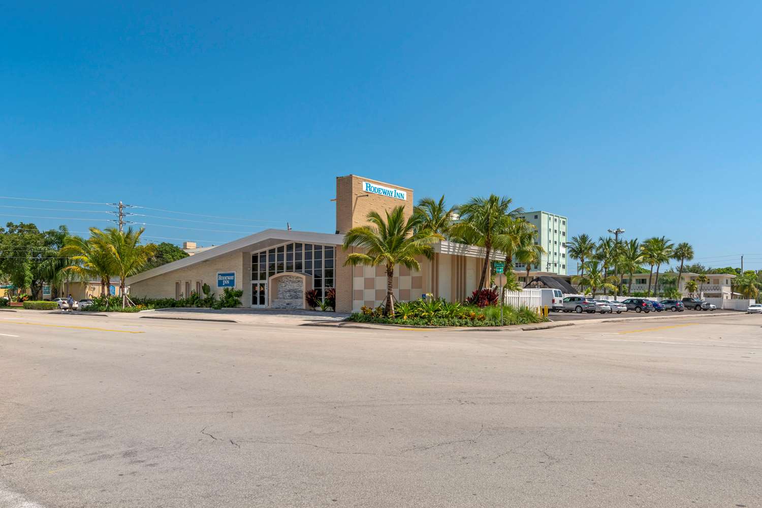 Downtown Hollywood Gardens Inn & Suites 2/20