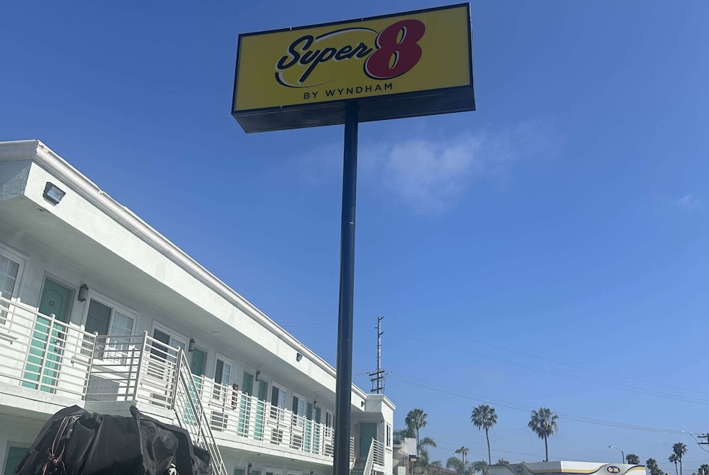 Super 8 by Wyndham Oceanside Downtown 1/50