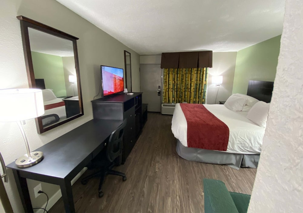 Lx Hotel A Travelodge By Wyndham 30/70