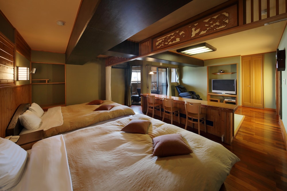 Royal, Go, Suite, Twin Beds, 2 King Beds