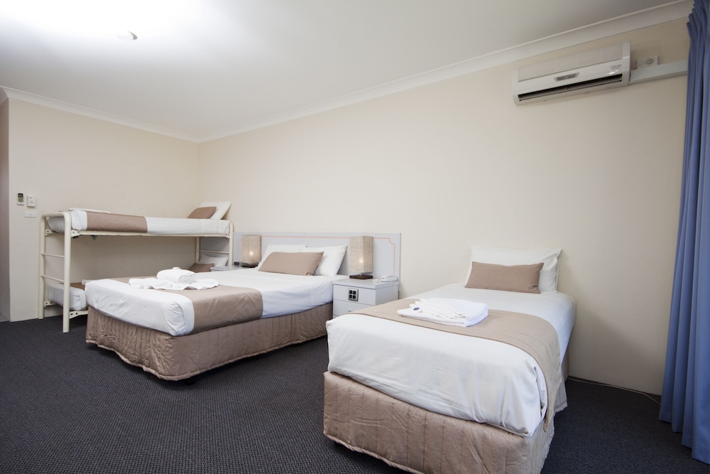 ISLAND PALMS MOTOR INN 14/32