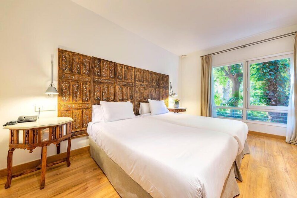 Garden, Family, Single, Queen and Twin Beds، Port Huerto del Cura 2/5