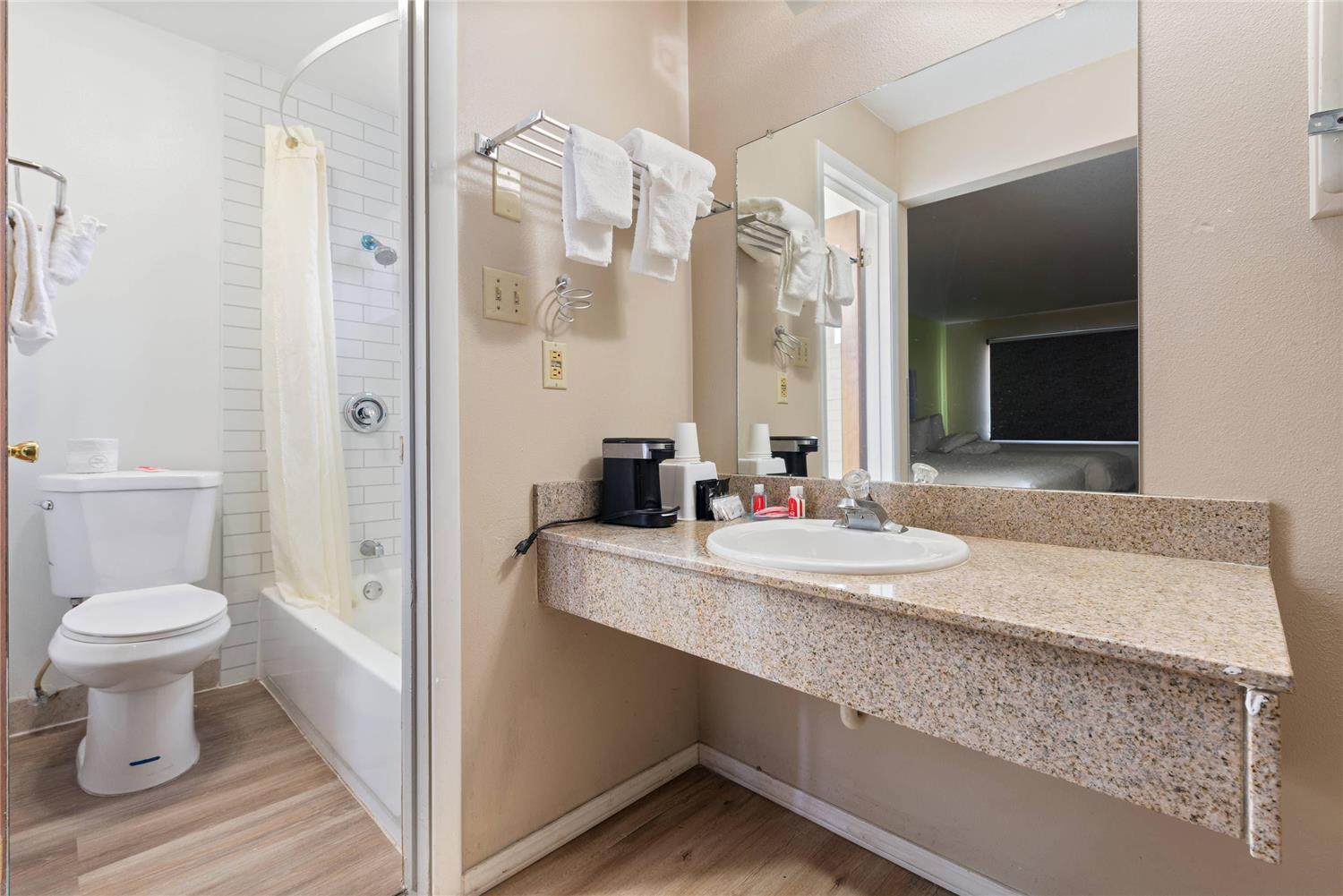 Room, King Bed, Econo Lodge Cortez near Mesa Verde 7/9