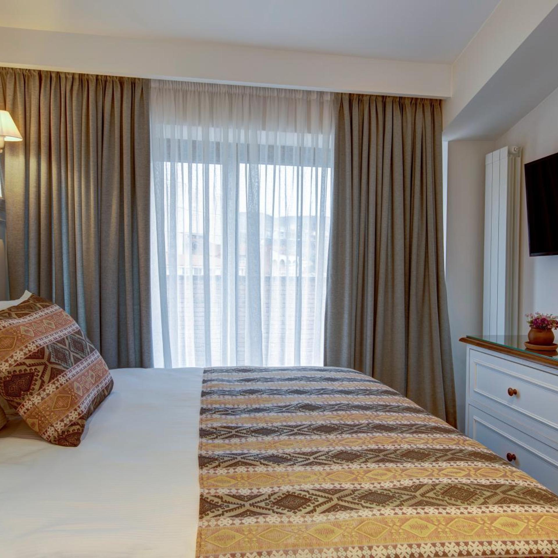 جناح جونيور بشرفة، Passport Hotel 4/7