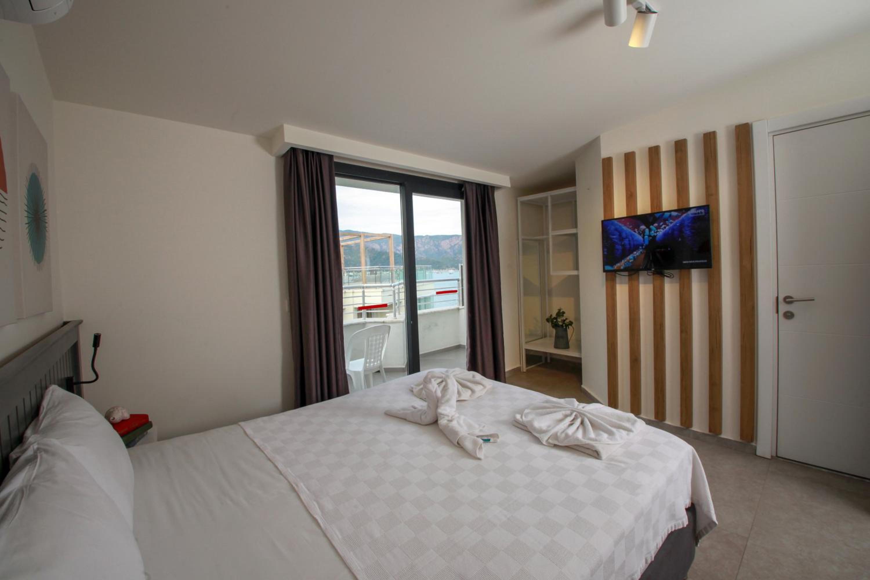 Deluxe, Double Bed, Lateral Side Sea View