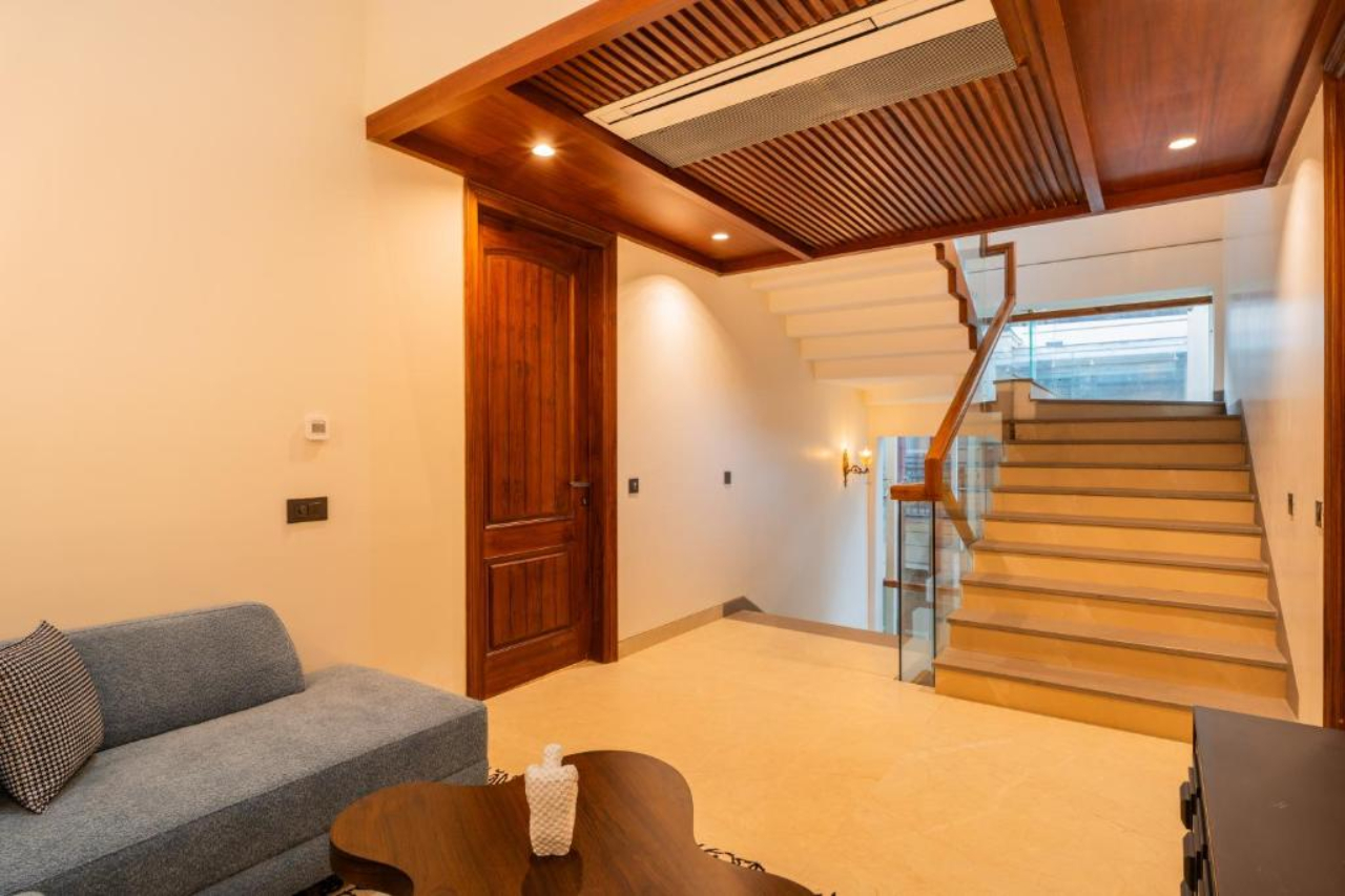 ELIVAAS Prive Royce Cottage Luxe Hilltop 4 BHK with Terrace & Scenic Views 13/17