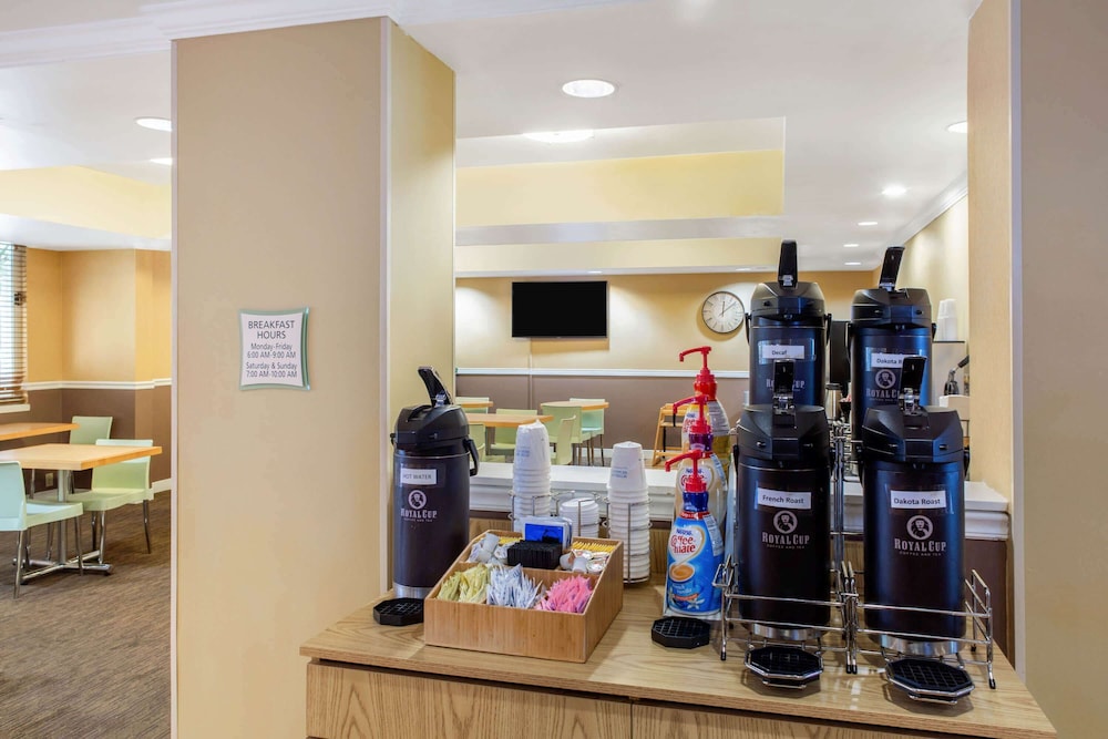 La Quinta Inn & Suites by Wyndham Sarasota Downtown 41/52
