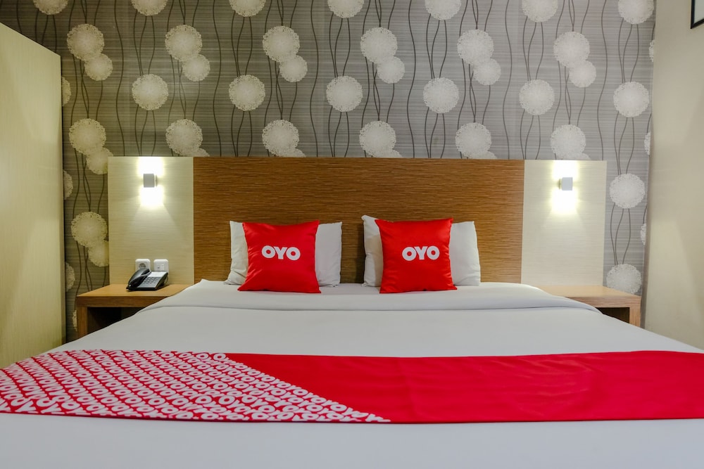 SUPER OYO Townhouse OAK Series Style Hotel Jember 3/21
