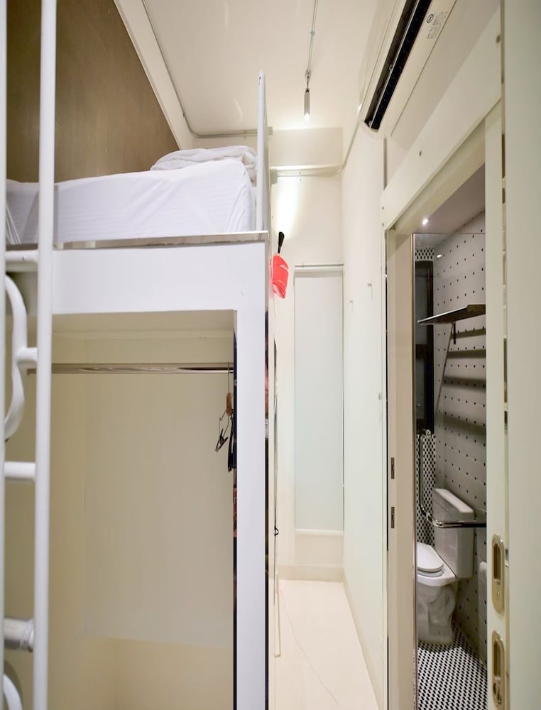 STANDARD, SINGLE, SHARED BATHROOM