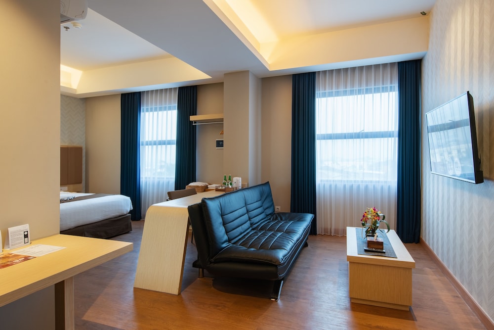 Luminor Hotel Airport Sidoarjo By WH, Best Choice and Strategic Location with a Rooftop area in Town 20/38