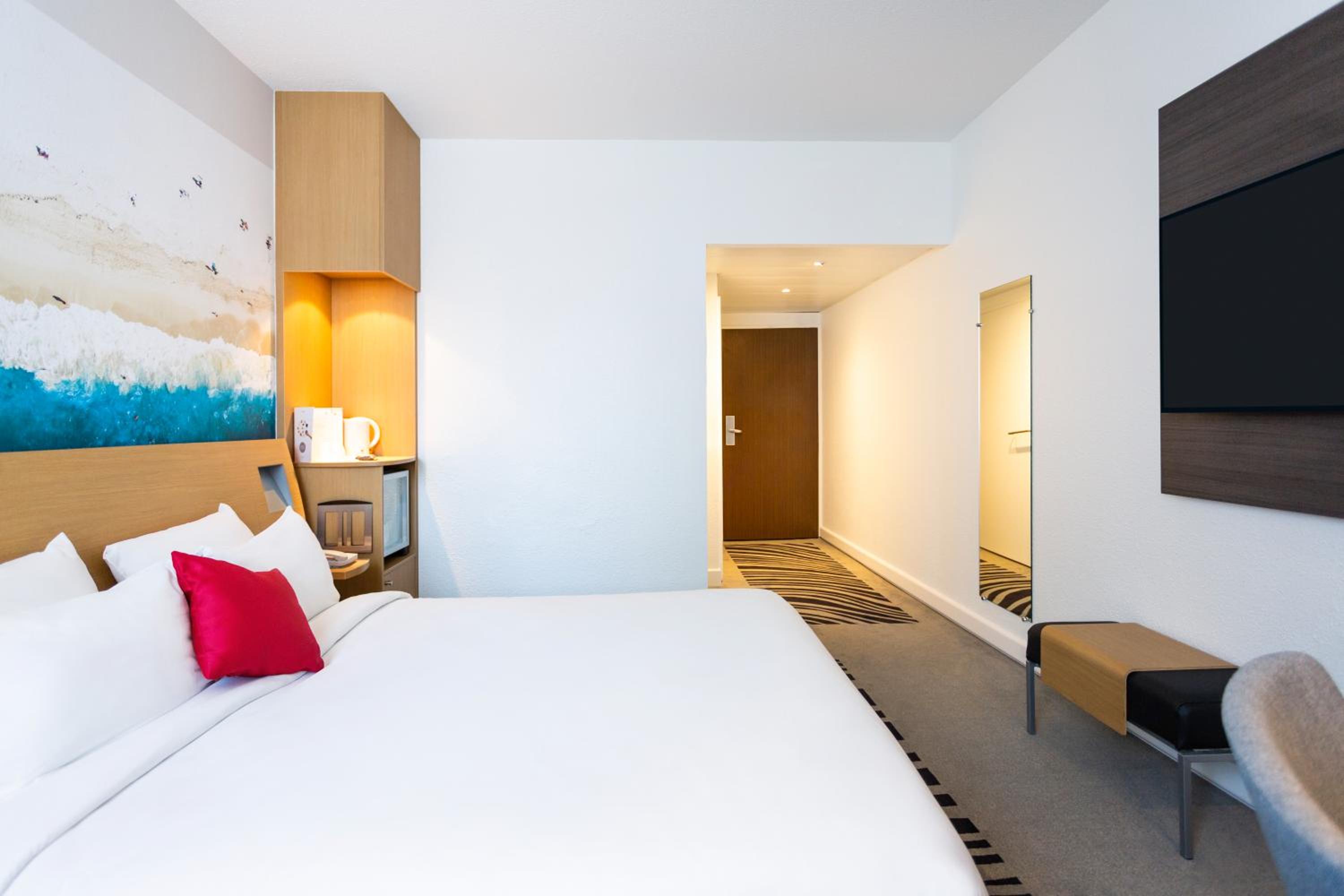 Standard, Queen Bed