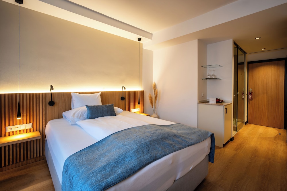 Basic, Double Bed
