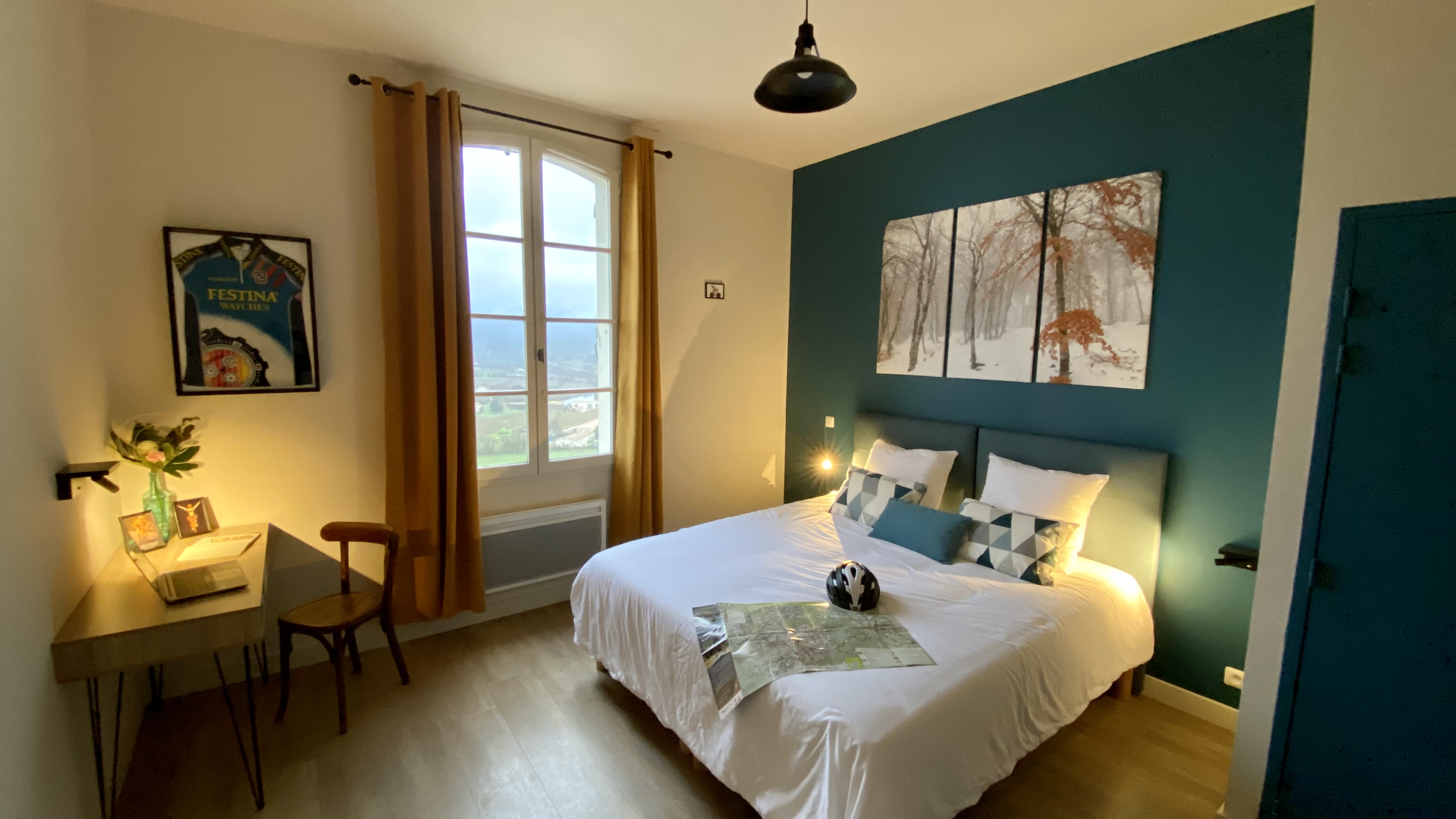 Classic, Double or Twin Bed, Land View