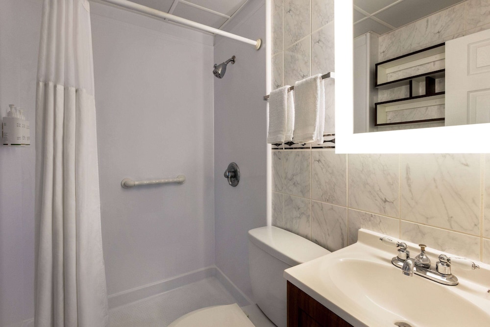 غرفة بسريرين مزدوجين بإطلالة جزئية على البحر، Howard Johnson By Wyndham Ocean City Oceanfront 7/7