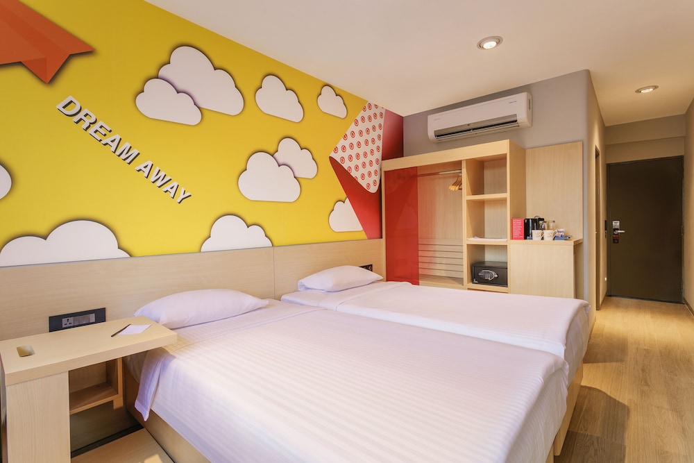 LUXURY, TWIN BEDS