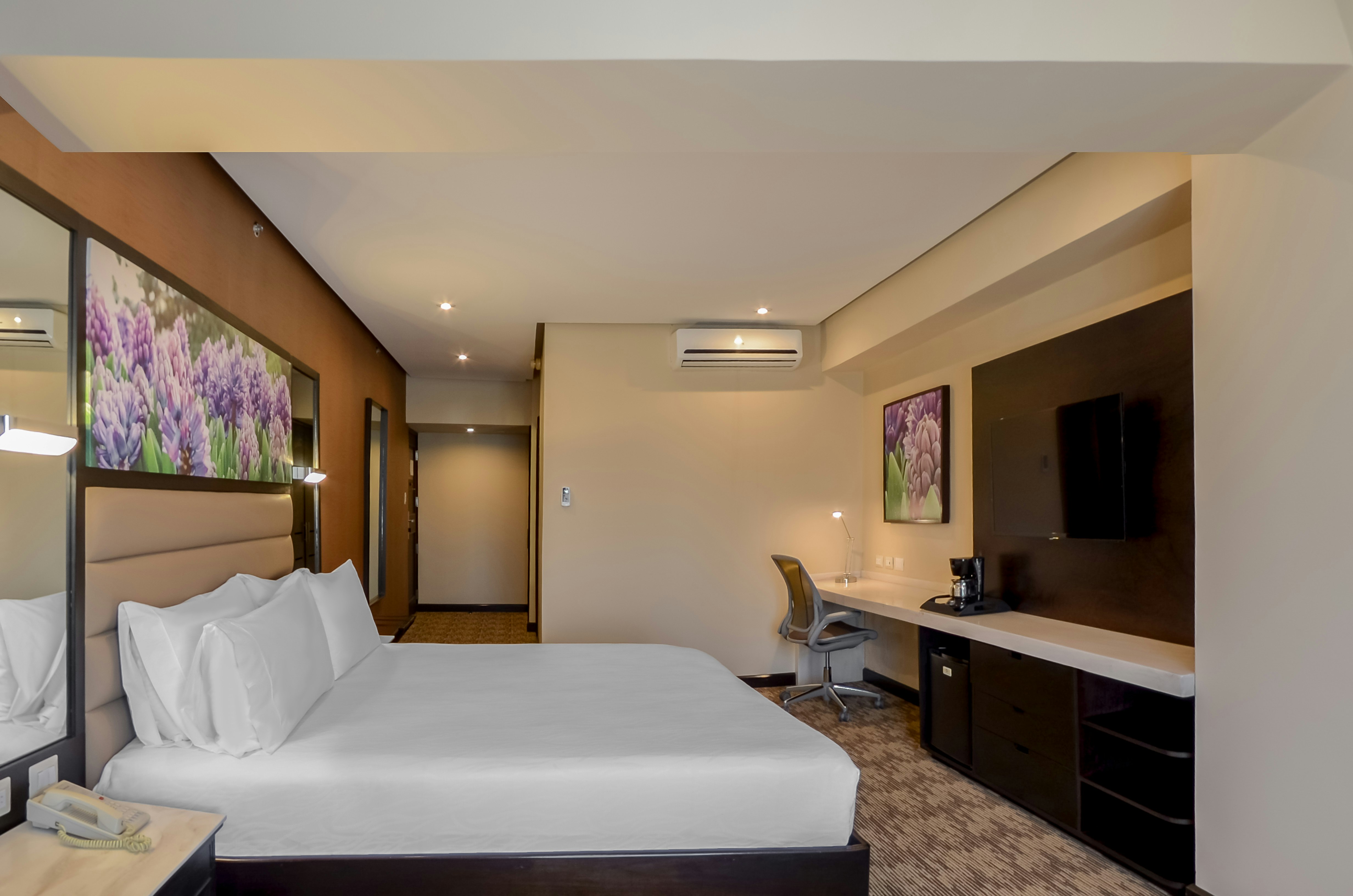 JUNIOR SUITE, KING BED, CITY VIEW