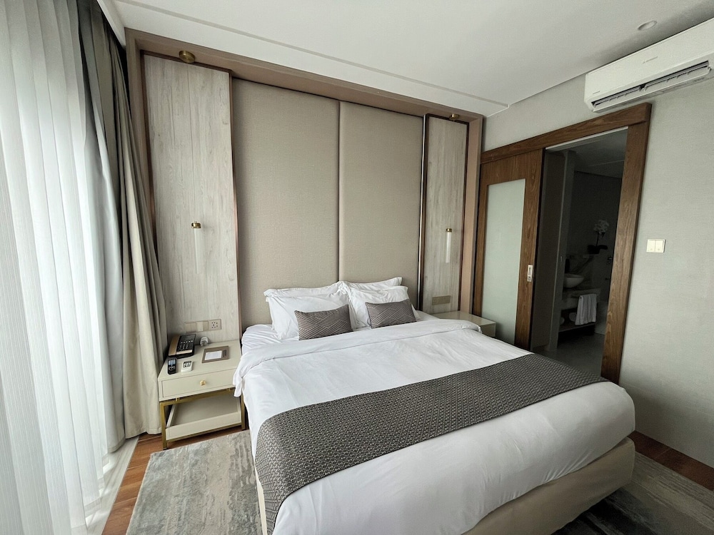 EXECUTIVE, SUITE