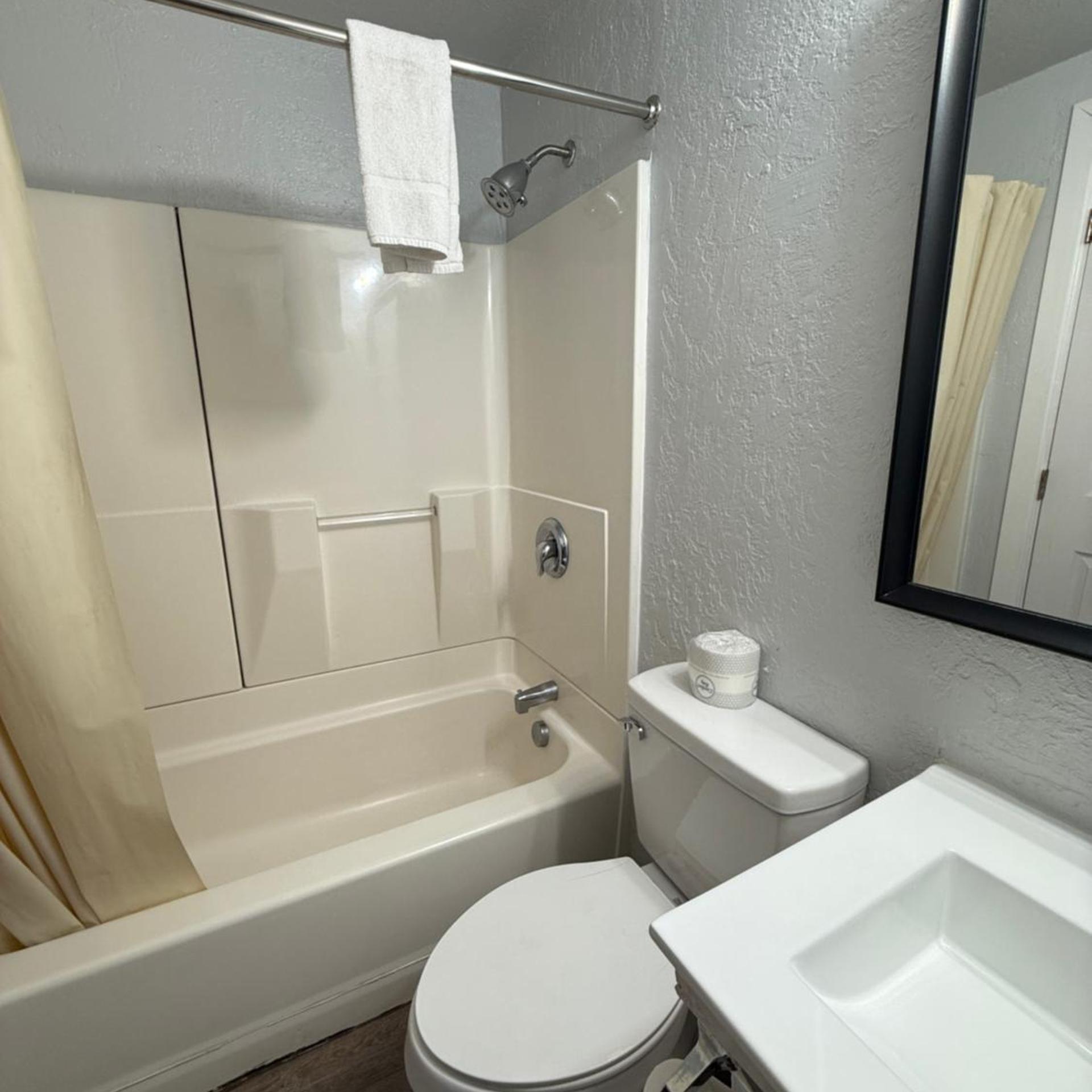 غرفة كلاسيكية ثلاثية، Budget Inn Bend by OYO 4/6