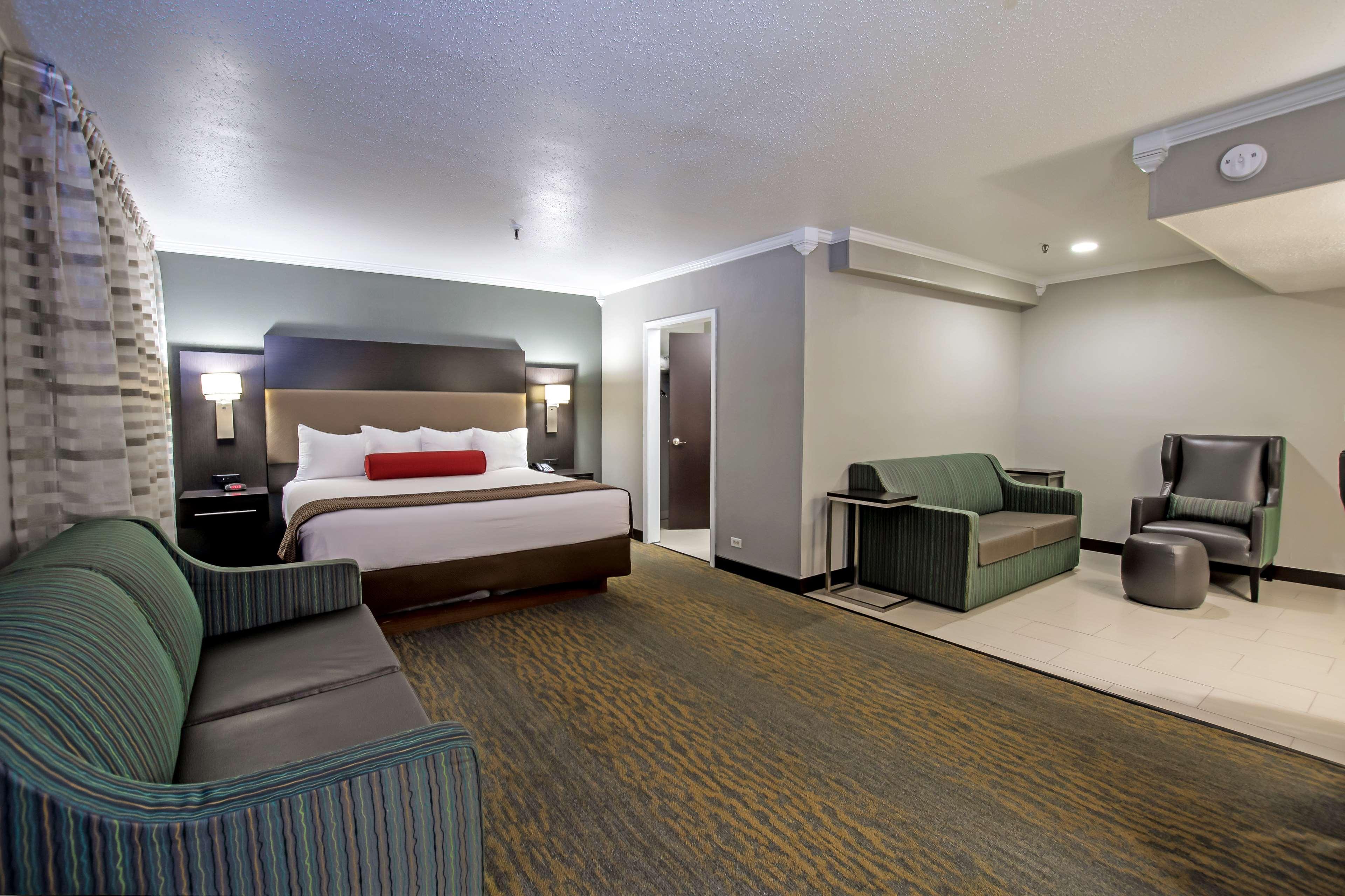 جناح، Best Western at O Hare 3/3