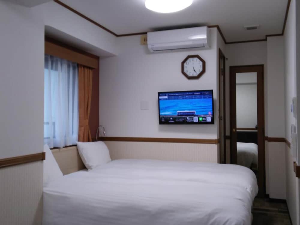 ROOM, TWIN BEDS