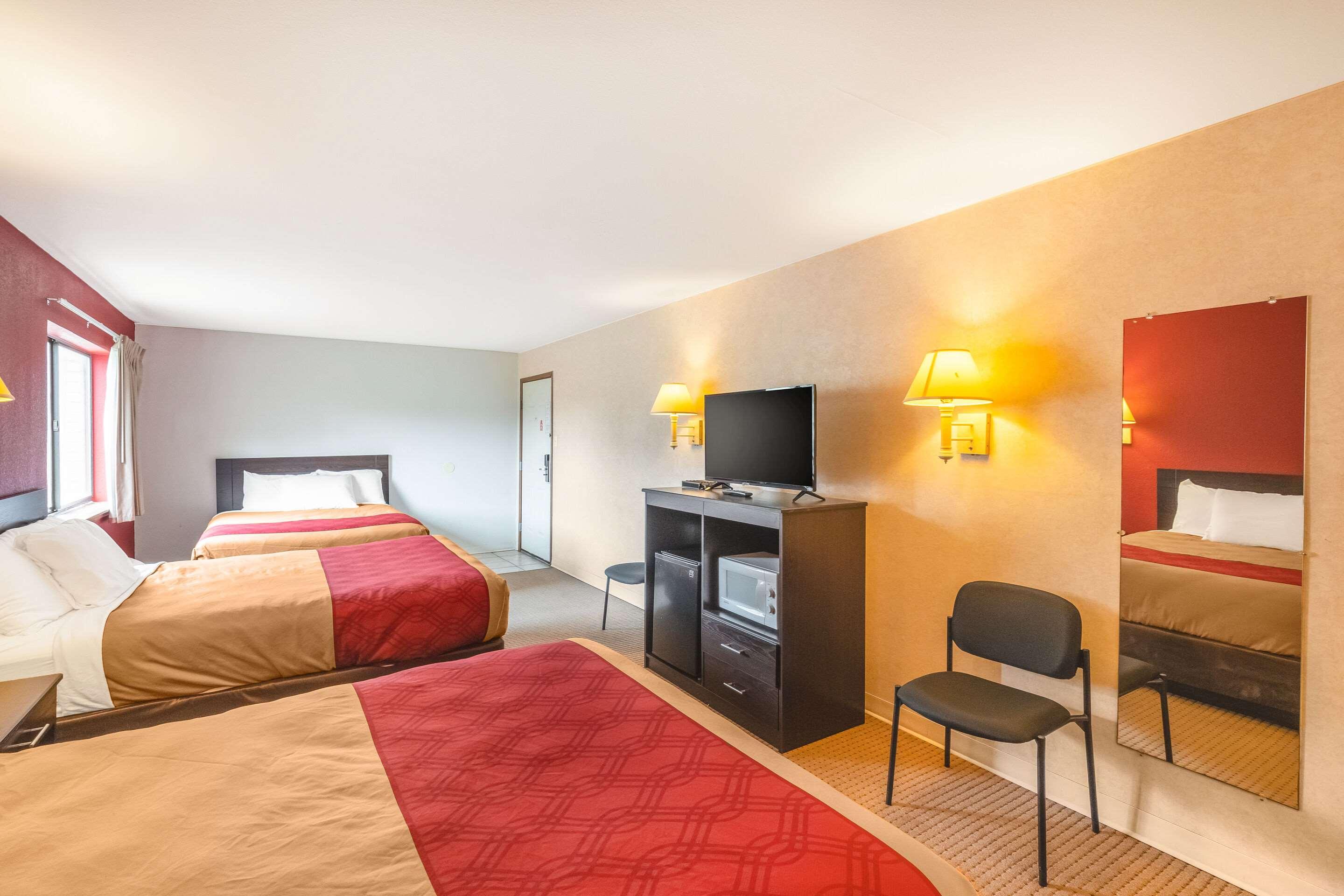 Room, 3 Queen Beds, Econo Lodge Fredericksburg 3/3