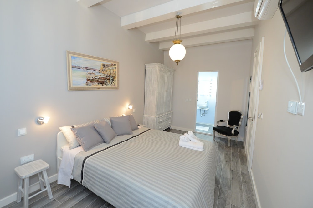Paulos Valletta 12/50
