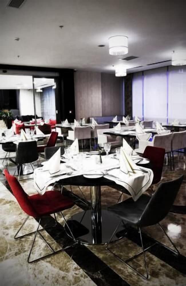DEMORA HOTEL 55/64
