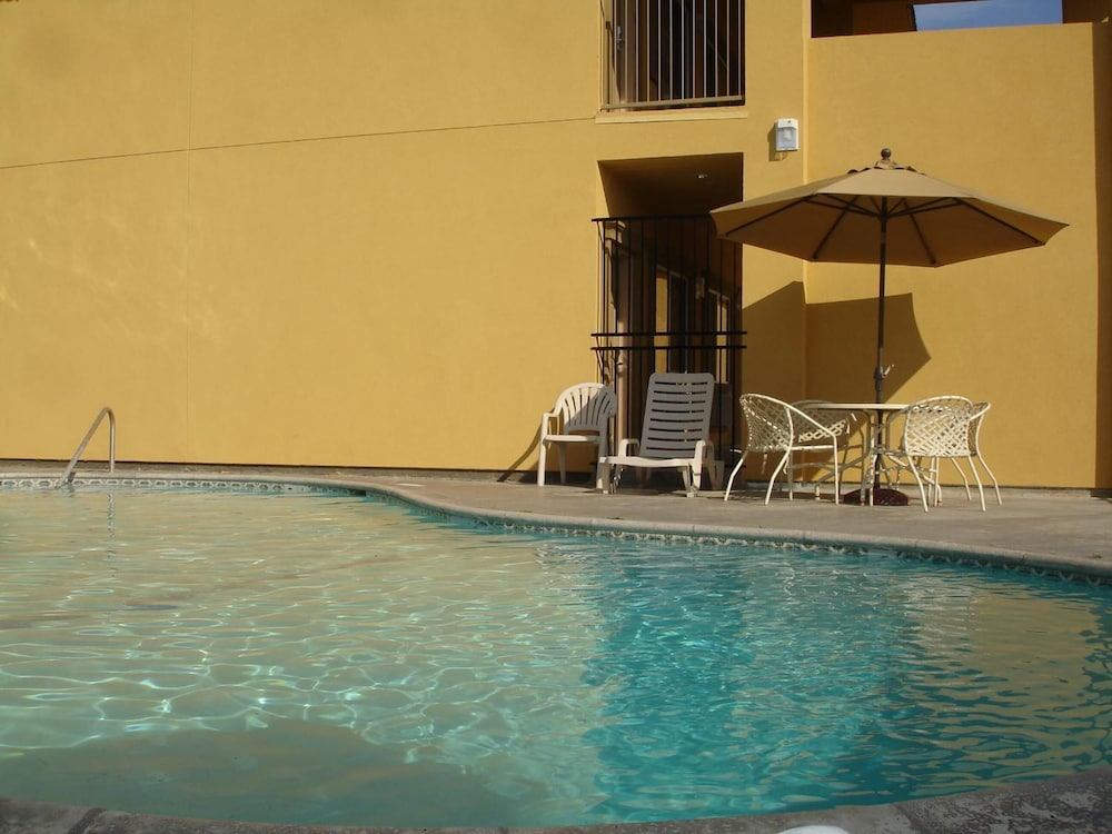 Rodeo Lodge (ex Americas Best Value Inn and Suites-Clovis/Fresno) 10/59