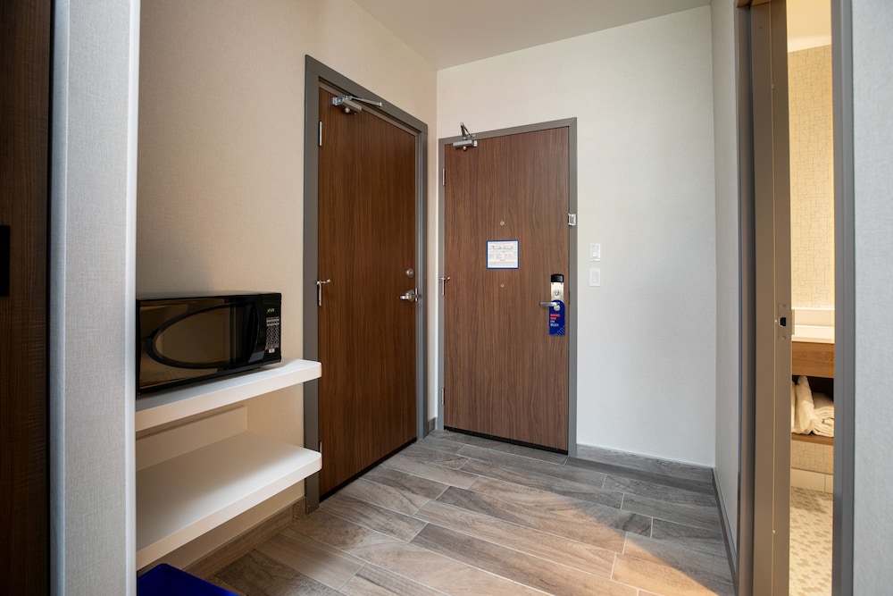 Holiday Inn Express Lethbridge Southeast 6/72