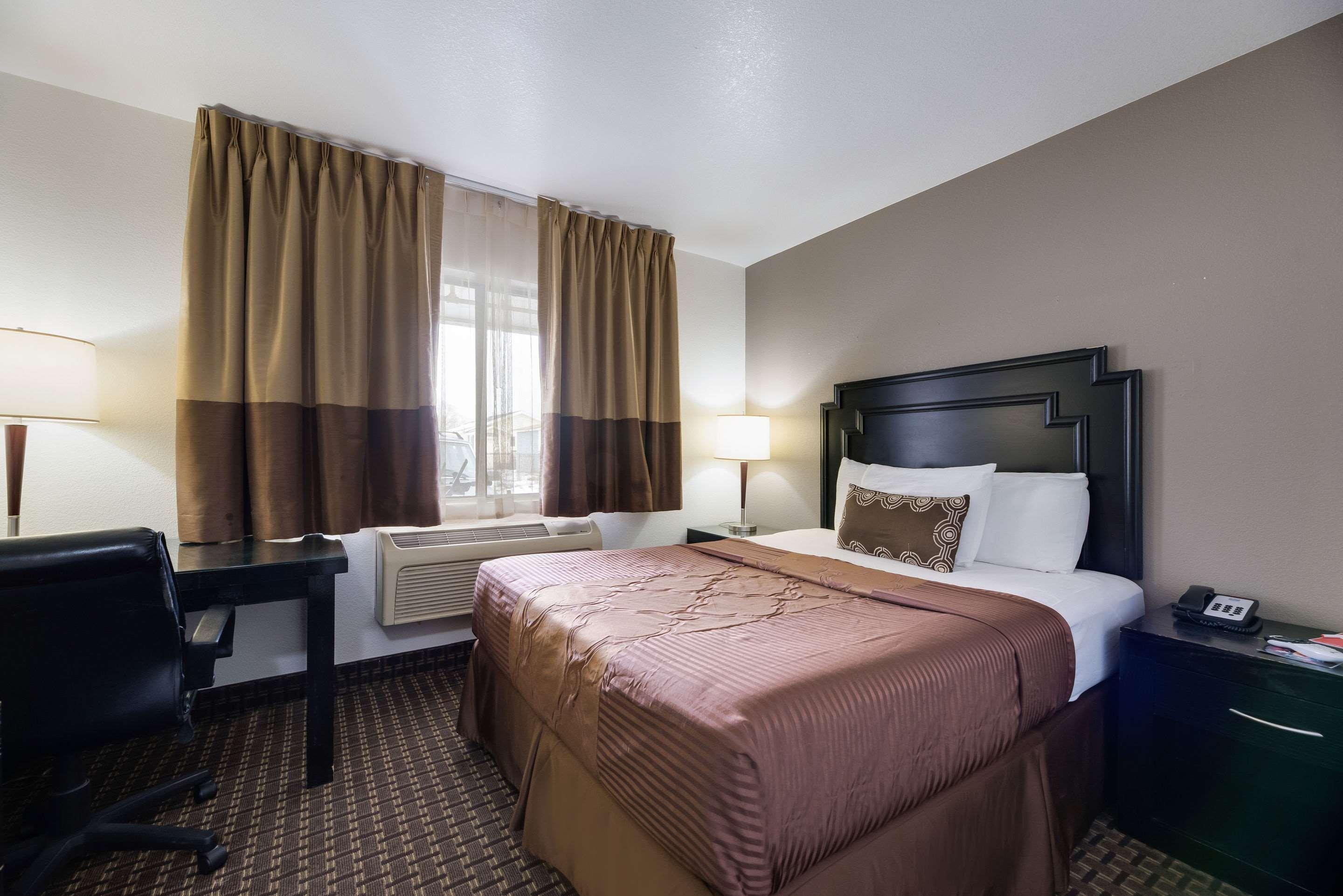 ROOM, QUEEN BED