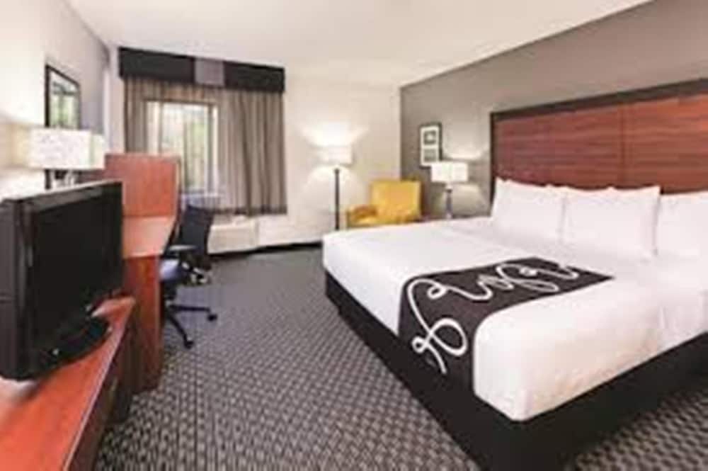 La Quinta Inn & Suites by Wyndham Fort Worth - Lake Worth 20/50
