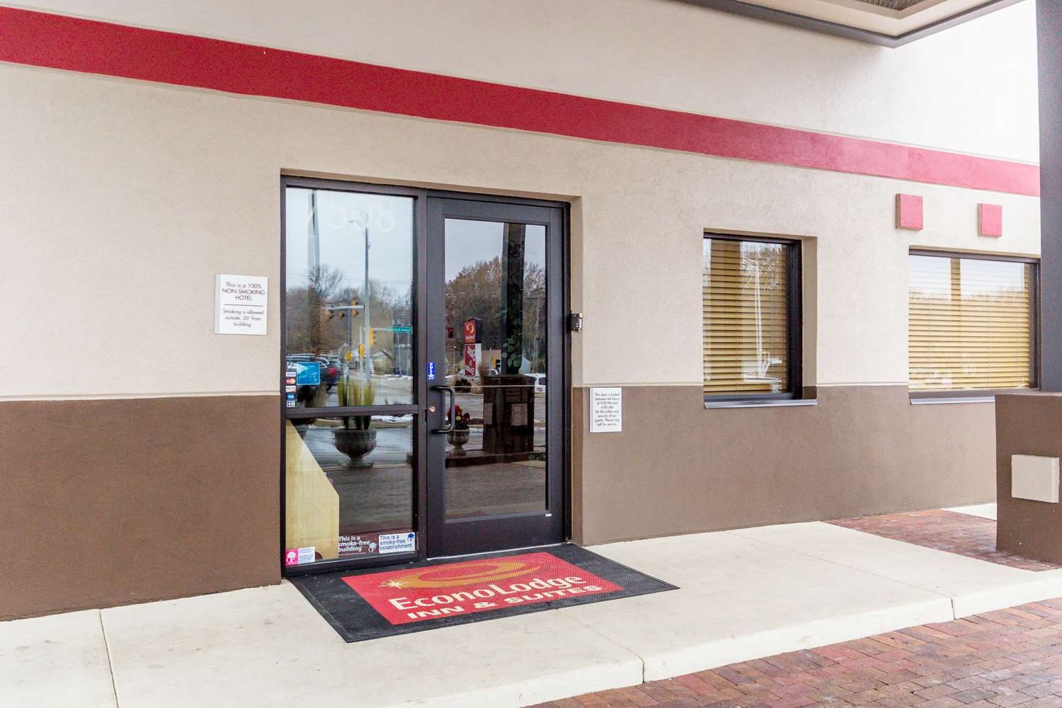 Econo Lodge Inn and Suites I-35 at Shawnee Mission 4/32