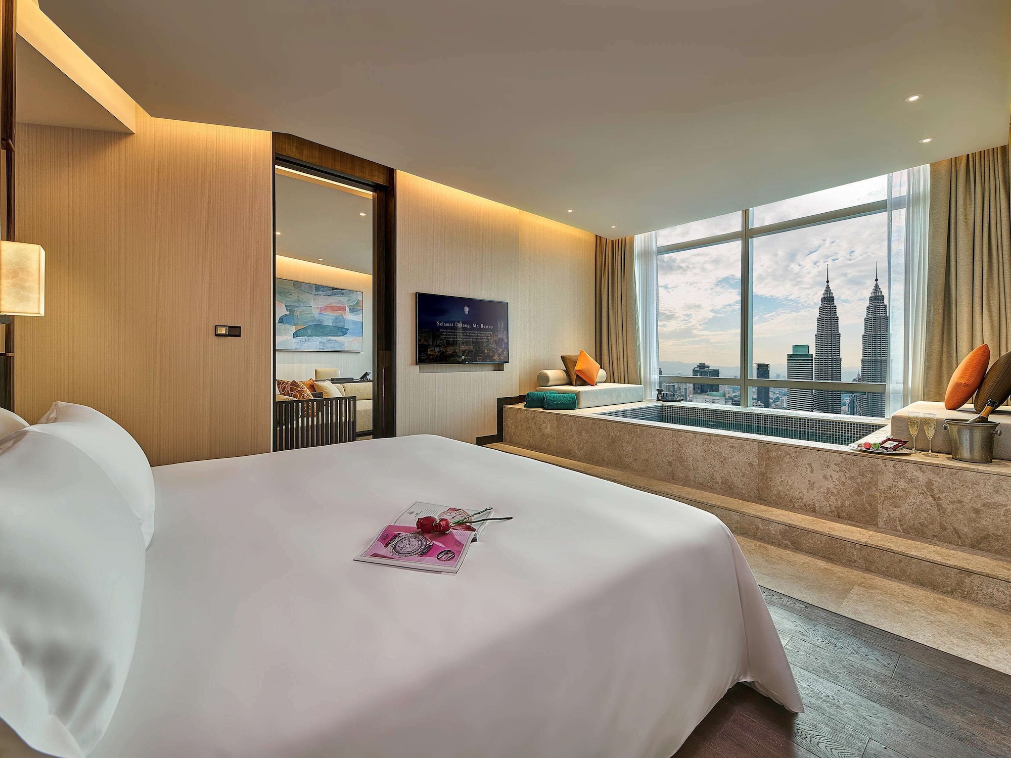 Suite, King Bed, Twin Towers View