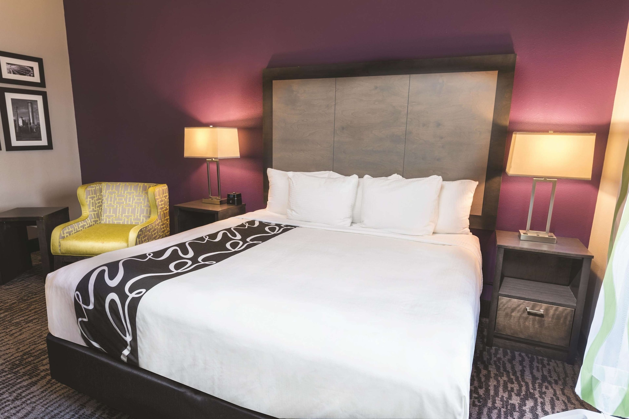 غرفة بسرير كينج، La Quinta Inn and Suites by Wyndham Kennesaw 4/10