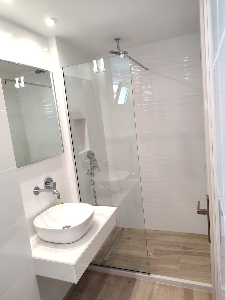 Kostas Apartments 44/48