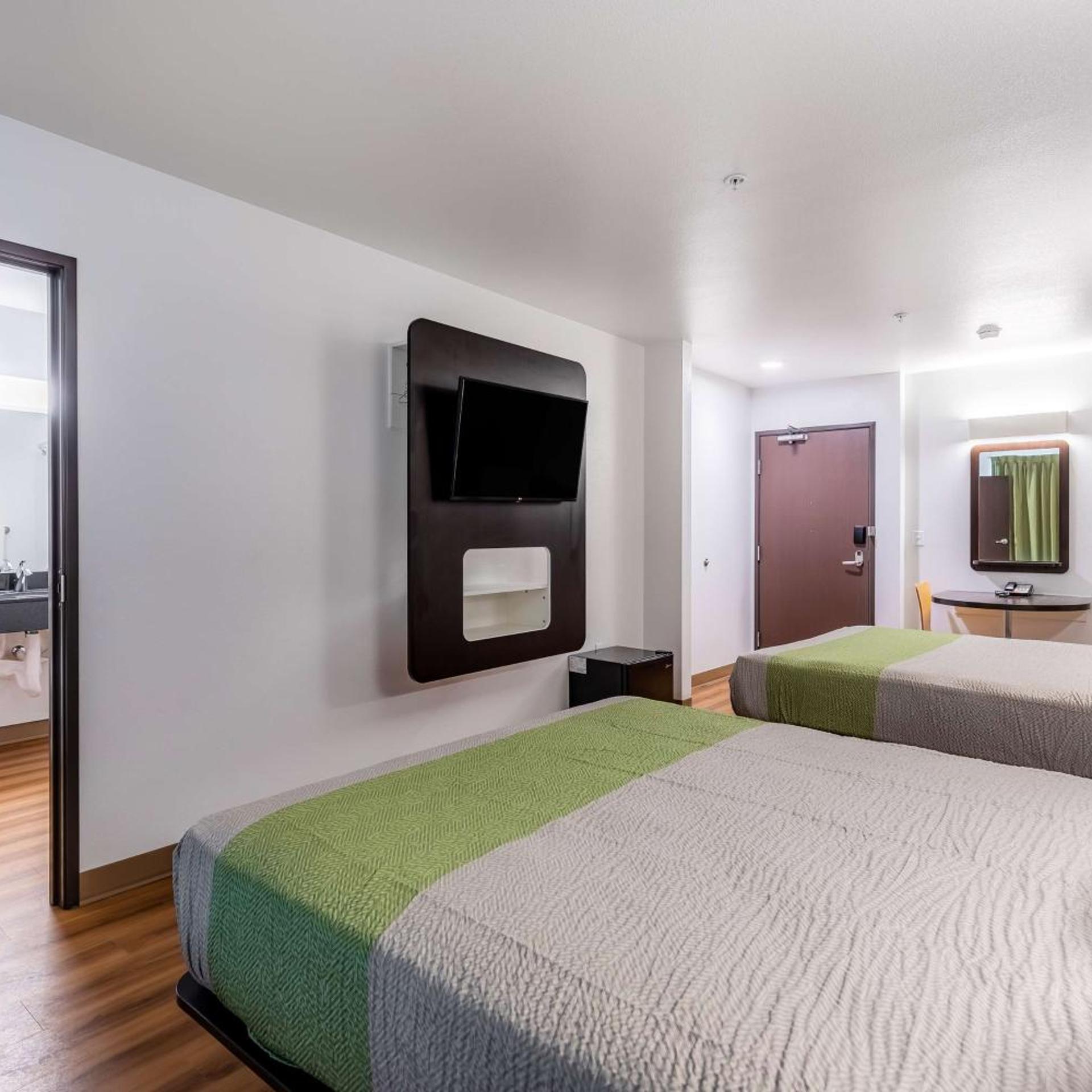 2 QUEEN BEDS - MINI FRIDGE NON-SMOKING