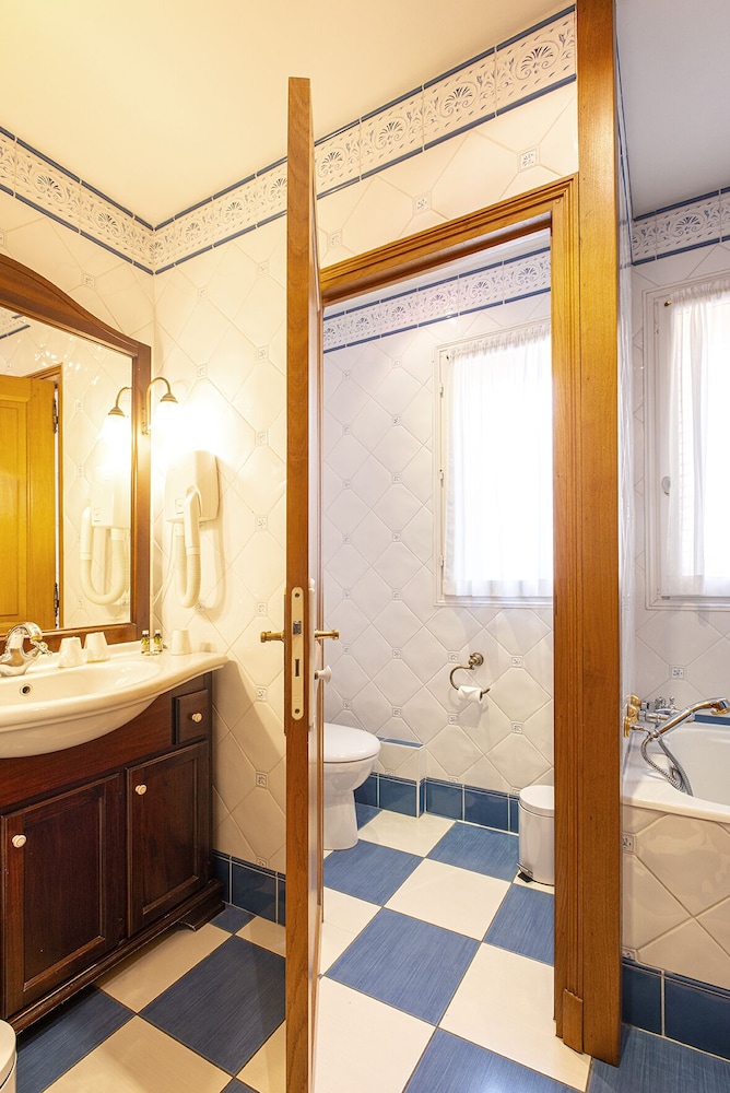 Hotel Belle Epoque 43/46