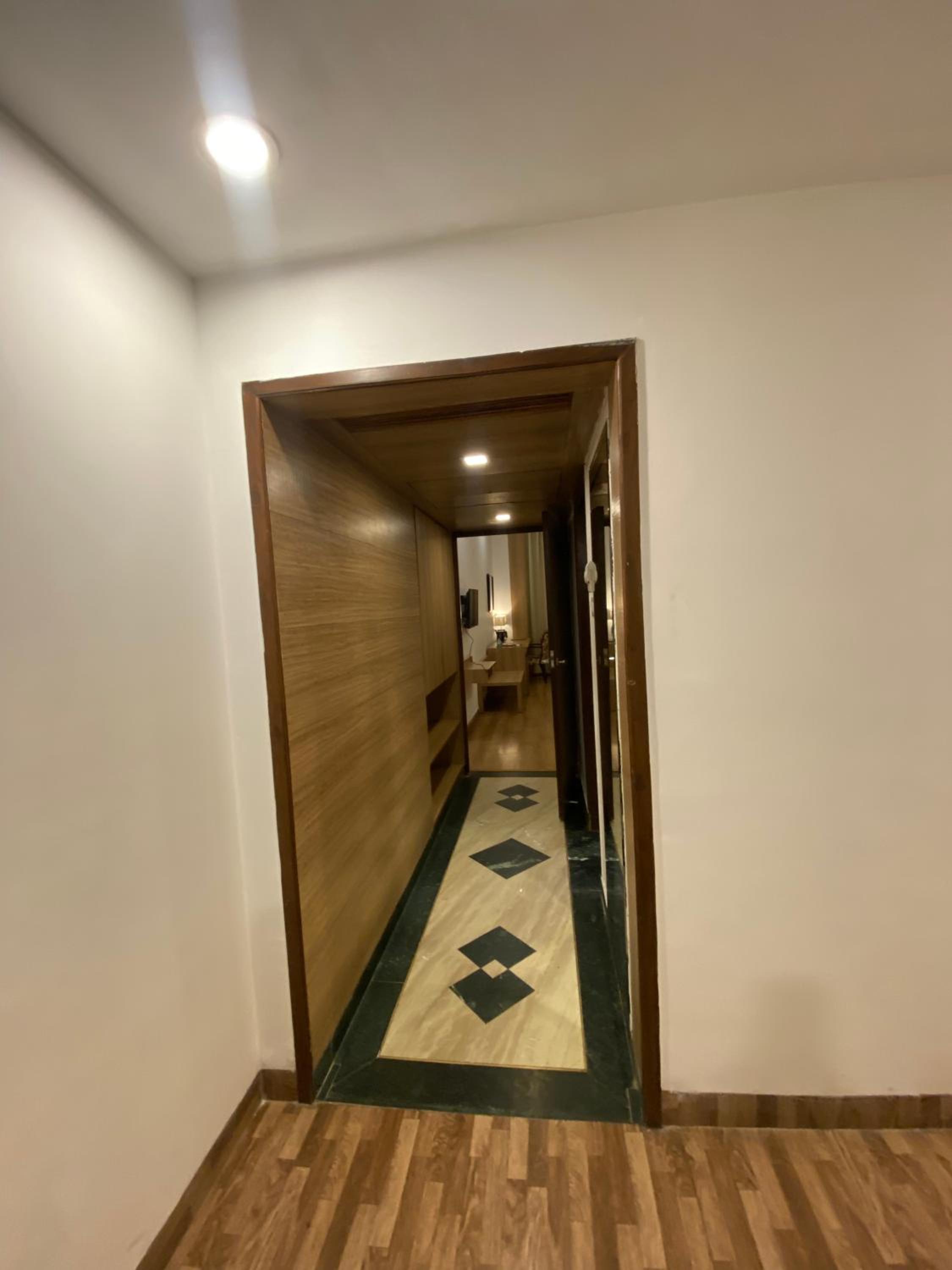 Hotel K.C. Cross Road 34/50