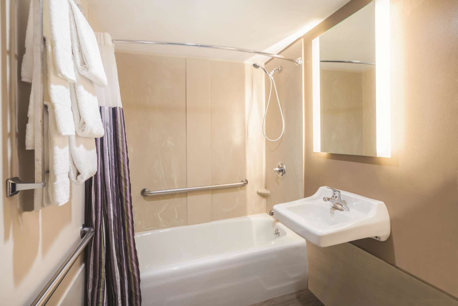 La Quinta Inn & Suites by Wyndham Brooklyn Downtown 24/24