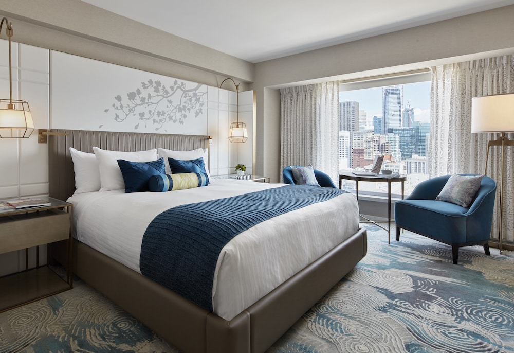 DELUXE, KING BED
